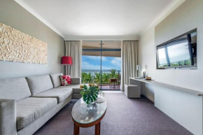 Breezy Harbourfront Resort with Seaviews & Pool, Darwin